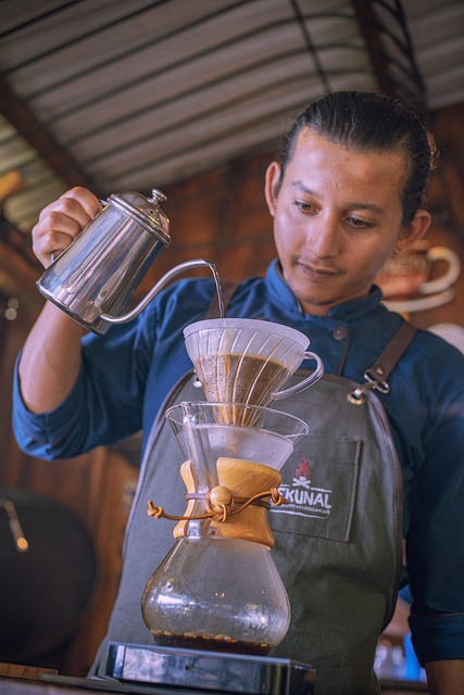 ** Chemex vs V60 vs Aeropress: Która metoda parzenia najlepiej wydobędzie subtelne niuanse smaku niszowej kawy?